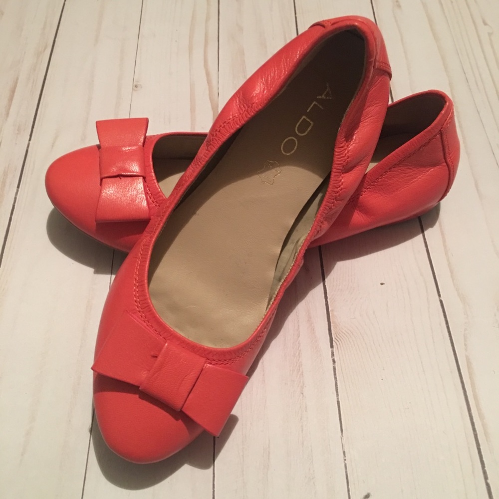 NWOT coral leather Aldo flats